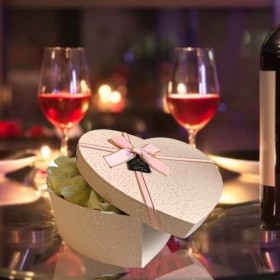 MY TEST NARAMAKI® Idée Cadeau - Coffret Coeur avec Roses Artificielles + Roses Blanches 