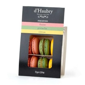 Coffret de 6 macarons assortis fraise, pistache et citron . Macarons croquants, placés sous film protecteur longue conserva