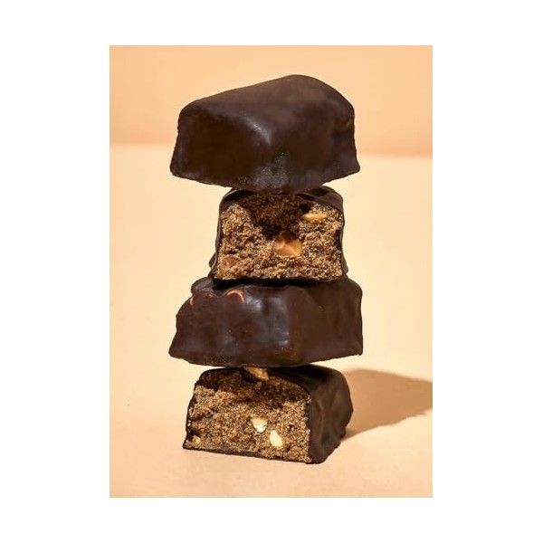 KoRo - Barre protéinée bio vegan Salty Peanut 12 x 50 g - Combinaison de cacahuètes et pincée de sel - Enrobée de chocolat no