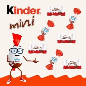 2 sapins rouge et vert garnis de chocolats de Noël et KINDER Schokobons et Mini Bueno