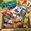 Dagashi Box Japonais Snacks 23pcs Umaibo Candy Gumi pomme de terre Chip Kitty chocolat avec AKIBA-KING Sticker