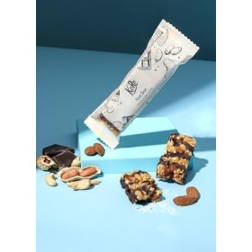 KoRo - Barre amande chocolat et pincée de sel bio 45 g - Combinaison de sucré et salé - Barre de noix affinée au chocolat noi