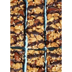 KoRo - Barre amande chocolat et pincée de sel bio 45 g - Combinaison de sucré et salé - Barre de noix affinée au chocolat noi