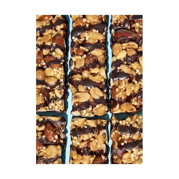 KoRo - Barre amande chocolat et pincée de sel bio 45 g - Combinaison de sucré et salé - Barre de noix affinée au chocolat noi