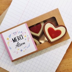 NostalGift.com - Cœurs "Merci ATSEM" au chocolat au lait rouge et blanc x4