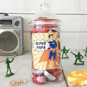 NostalGift.com - Bonbonnière Papa - Cœur en chocolat noir et lait fourrés praliné x20 - "Papa Super-Héros"