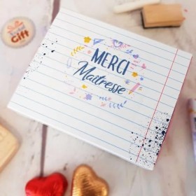 NostalGift.com - Boîte de chocolat - Cœur chocolat fourrés praliné x20 - "Merci Maîtresse" - Collection florale