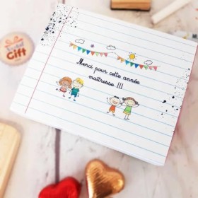 NostalGift.com - Boîte de chocolat - Cœur en chocolat noir et lait fourrés praliné x20 - "Merci pour cette année Maîtresse"