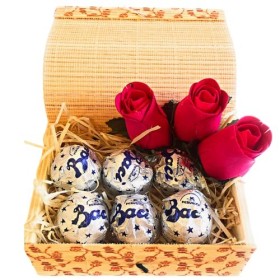 Baci Perugina Idées cadeaux de Noël – Coffret à bijoux en bambou + 75 g Baci Perugina Classiques + Bouquet bourgeons colorés 