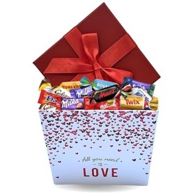 Boite carrée coeur et son assortiment de 50 mini chocolats Toblerone, Milka, Daim, Célébrations