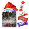 6 petites boites carrées au décor de Noël garnies de 8 chocolats Kinder, Daim, Milka